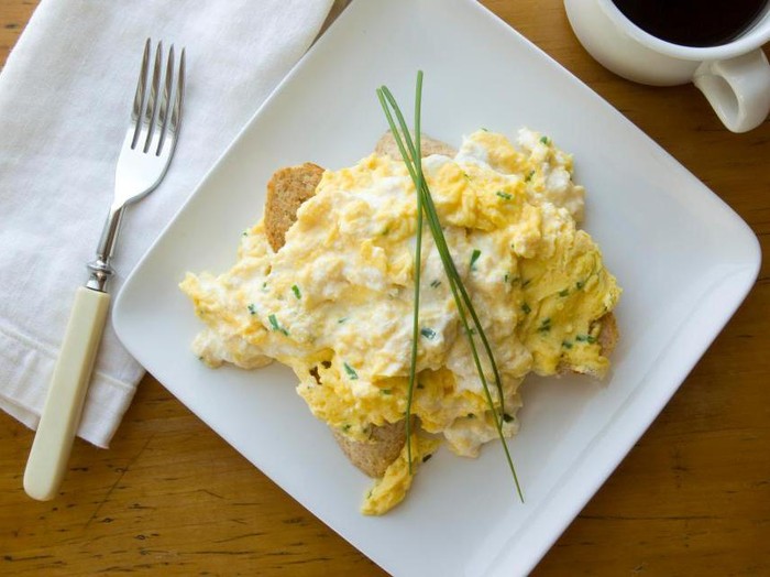 Kamu Bisa Bikin Scrambled Egg Yang Creamy Ini Pakai Air