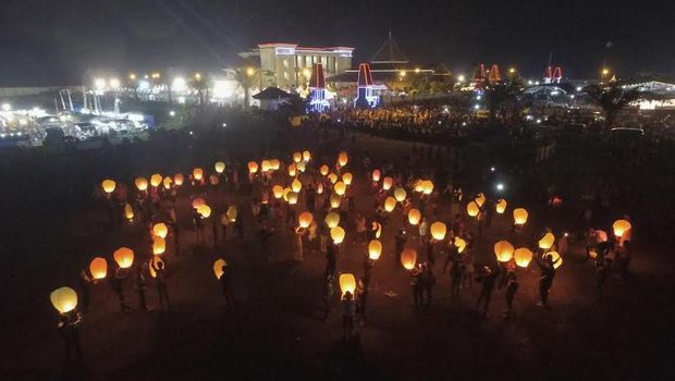Di Blitar 250 Lampion Hiasi Langit di Malam Tahun Baru Di Blitar 250 Lampion Hiasi Langit di Malam Tahun Baru