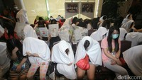 Para WN China yang menjadi PSK tersebut bertarif mulai Rp 2,8 juta sampai Rp 5 juta. Sejumlah barang bukti juga ikut diamankan.