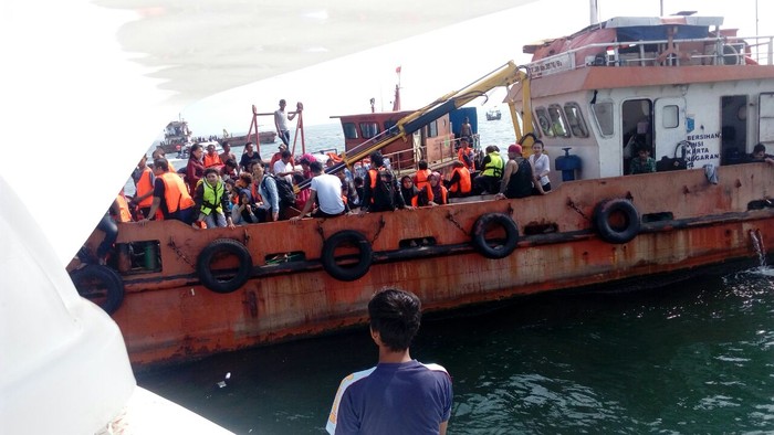 Kapal Terbakar, 152 Orang Dievakuasi dan 20 Orang Dalam Pencarian