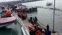 Petugas mengevakuasi korban kapal Zuhro Express yang terbakar. (Foto: Ibnu Hariyanto)