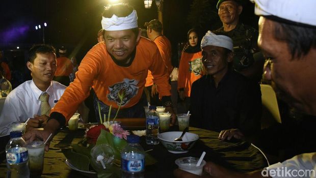  Saat Bupati Dedi 'Tukar Nasib' dengan Tukang Sapu