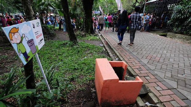 Tempat sampah dan papan sosialisasi sudah disiapkan di KBS