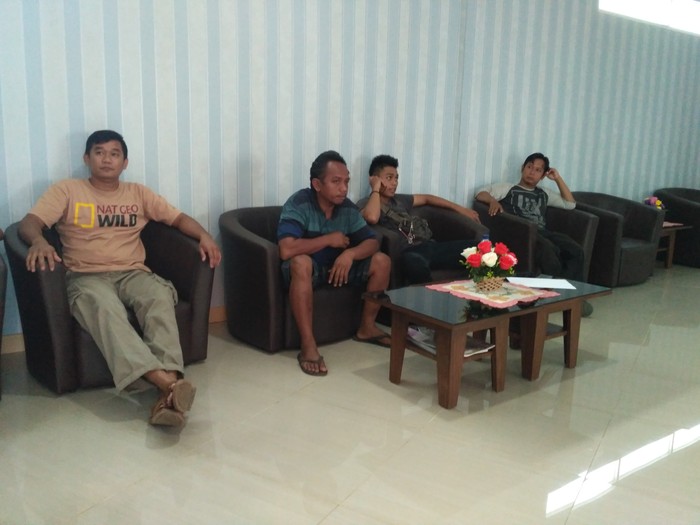 Cari Kerabat, Keluarga Korban Kapal Terbakar Datangi RS Polri