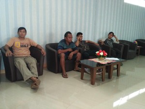 Cari Kerabat, Keluarga Korban Kapal Terbakar Datangi RS Polri