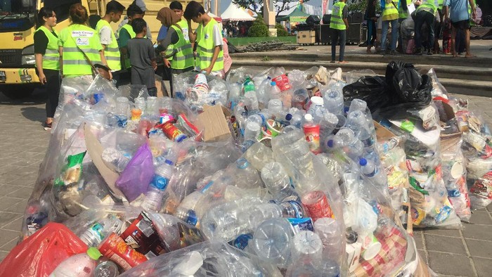 Aksi Pungut Sampah Pengunjung Ancol Pasca Tahun Baru