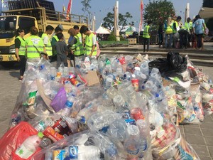 Aksi Pungut Sampah Pengunjung Ancol Pasca Tahun Baru