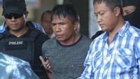 Di kota Medan, Ius hendak bersembunyi namun tertangkap petugas kepolisian.