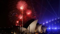 Sydney Opera House terlihat sangat indah lewat warna-warni kembang api. REUTERS/Jason Reed.