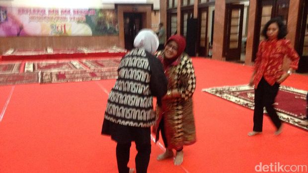  Risma Rayakan Pergantian Tahun dengan Cara Sederhana