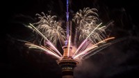 Sebanyak 500 kilogram kembang api dipasang di Sky Tower. Hasilnya sangat menakjubkan. Dave Rowland/Getty Images.