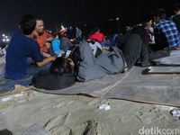 Hindari Macet, Sebagian Pengunjung Pilih Tidur di Pantai Ancol 