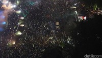 Terlihat kepadatan warga memenuhi Bundaran HI.