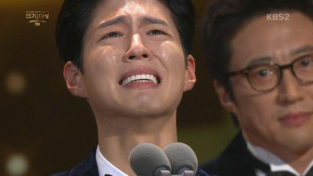 Menang Penghargaan, Song Joong Ki dan Park Bo Gum Menangis Bersama