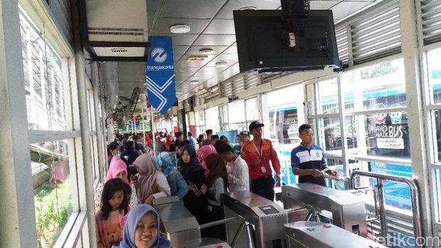 Antrean Warga Menuju Ragunan Mengular di Halte Dukuh Atas