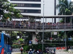Antrean Warga Menuju Ragunan Mengular di Halte Dukuh Atas
