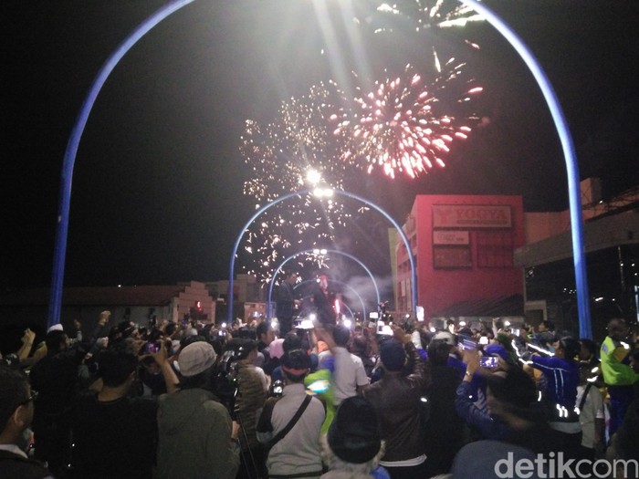 Ridwan Kamil Tahun Baru di Jembatan Antapani, Klakson Telolet Meraung