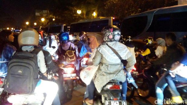 Usai Pesta Kembang Api, Halte TransJ Ancol Masih Dipadati Penumpang 