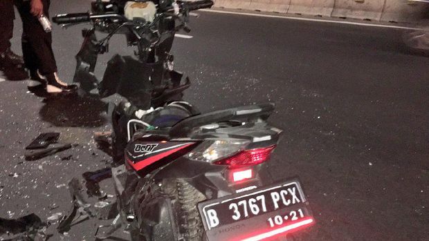 Tabrakan dengan Motor di Kuningan Jaksel, Honda Mobilio Ringsek