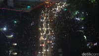 Sementara itu, lalin di kawasan Bundaran HI terlihat mengalami kemacetan.