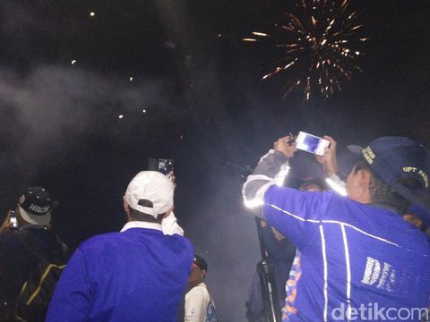 Ridwan Kamil Tahun Baru di Jembatan Antapani, Klakson Telolet Meraung