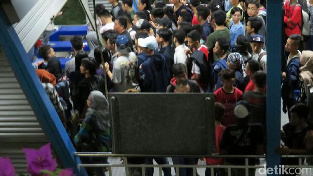 Usai Pesta Kembang Api, Halte TransJ Ancol Masih Dipadati Penumpang 