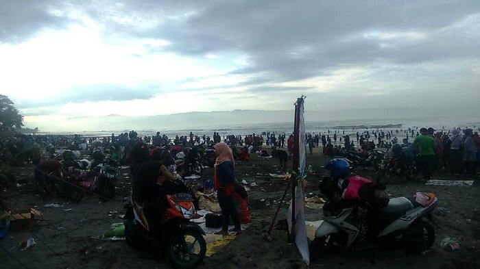 40 Ribu Orang Padati Pantai di Sukabumi, Waspada Ombak Tinggi!
