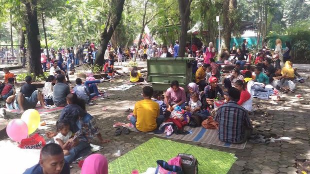 Banyak pengunjung KBS menggelar tikar, lesehan di ruang terbuka