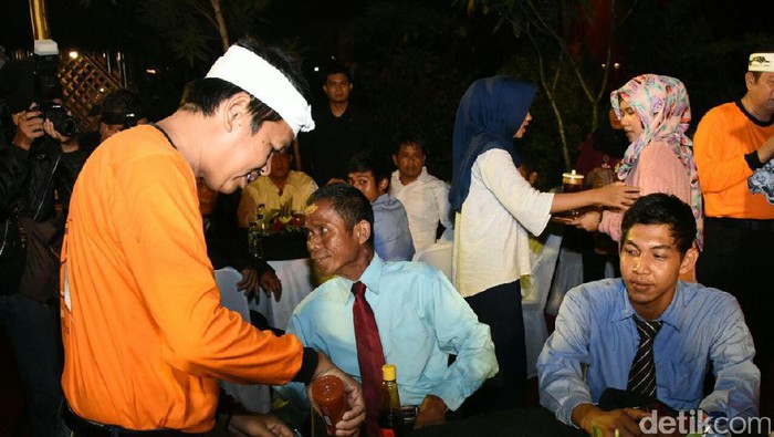 Saat Bupati Dedi Tukar Nasib dengan Tukang Sapu