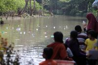 Sampah-sampah yang mengapung di sekitar pulau buatan KBS (Budi Sugiharto/detikTravel)