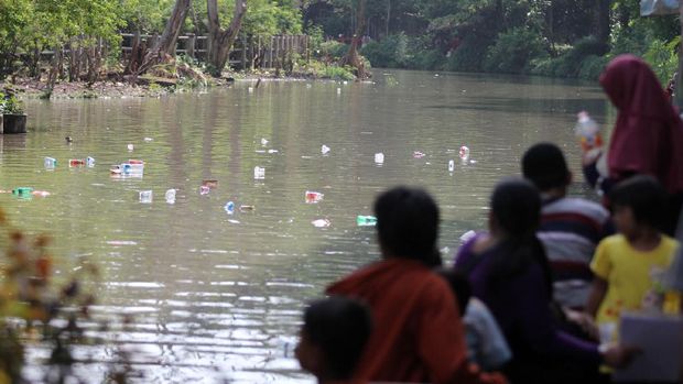Banyaknya sampah di danau menjadi pemandangan tak sedap