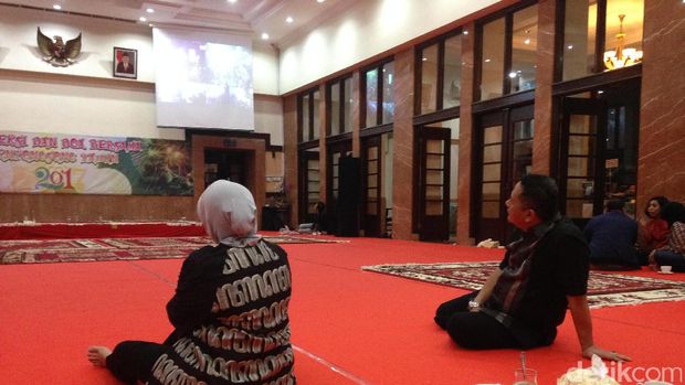  Risma Rayakan Pergantian Tahun dengan Cara Sederhana