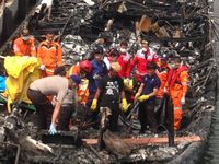 5 Mayat Ditemukan di Kapal Wisata yang Terbakar di Muara Angke