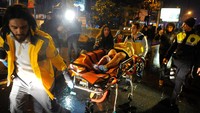 Petugas mengevakuasi korban. (Foto: Reuters/Osman Orsal)