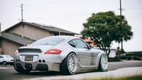 Tampak belakang Porsche Cayenne dengan bodi lebar.