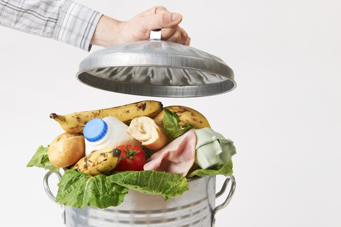 simpan sampah makanan di freezer