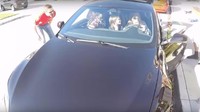 Orang terbanyak yang masuk ke dalam Tesla P100D oleh Carl Reese, Deena Mastracci, keluarga Tom Delgado, keluarga Ryan Sorensen dan teman-temannya, tulis Carl Reese dalam keterangan video.