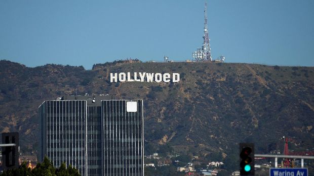 Papan nama 'Hollywood' saat dalam tahap pembersihan usai dijahili