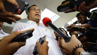 Pantauan detikcom, Budi tiba di RSPAD Gatot Subroto, Jakarta Pusat sekitar pukul 11.29 WIB pada Senin (2/1/2017). Dia turun dari mobil hitam dan langsung masuk ke rumah sakit.