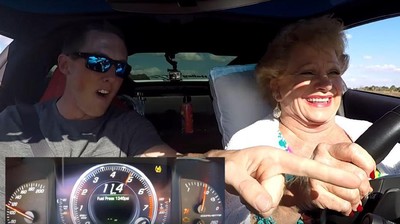 Nenek-nenek Ngebut dengan Chevrolet Corvette