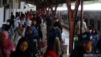 Sejumlah penumpang kereta api mulai berdatangan di Stasiun Senen, Jakarta, Senin (2/1).