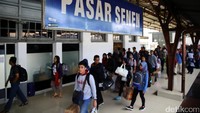 Sampai dengan sore hari penumpang yang tiba di Stasiun Senen mencapai 1.843 orang.