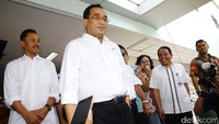 Kedatangannya untuk menjenguk korban luka akibat terbakarnya Kapal Zahro Express pada Minggu (1/1/2017) kemarin.