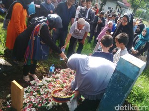 Kenangan Keluarga: Masduki Sempat Berfoto Sebelum KM Zahro Berangkat