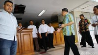 Budi mendatangi satu-persatu korban luka dan mendengarkan cerita langsung dari para korban.