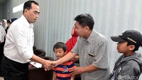 Budi Karya menyalami keluarag korban KM Zahro Express.