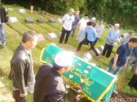 Tangis Iringi Pemakaman Masduki di TPU Cikutra Bandung