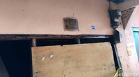 Ledakan cukup keras hingga menghancurkan pintu rumah dan kaca.
