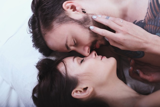 Memikirkan orang lain saat bercinta dengan suami/istri, dianggap berselingkuh oleh 18 persen responden. Foto: Thinkstock