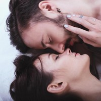 Memikirkan orang lain saat bercinta dengan suami/istri, dianggap berselingkuh oleh 18 persen responden. Foto: Thinkstock